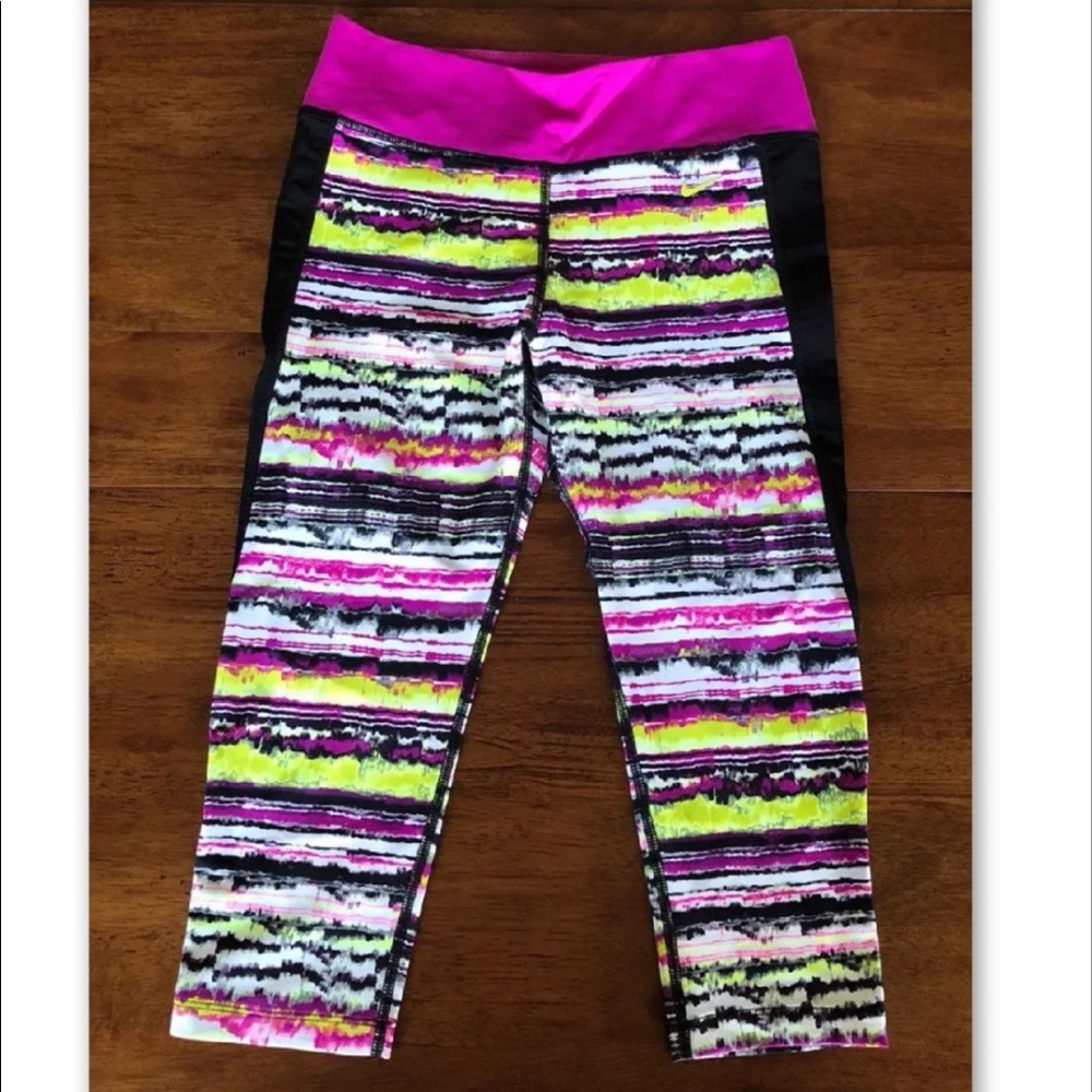 SOLD: Nike Solar Wind Hydro Crop Workout Leggings